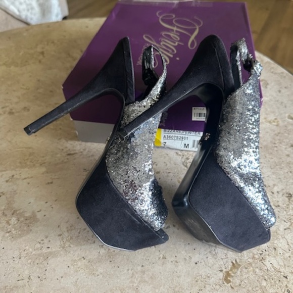 Fergie platform silver sparkle peep toe stilettos - SIZE 7 M - Picture 2 of 9